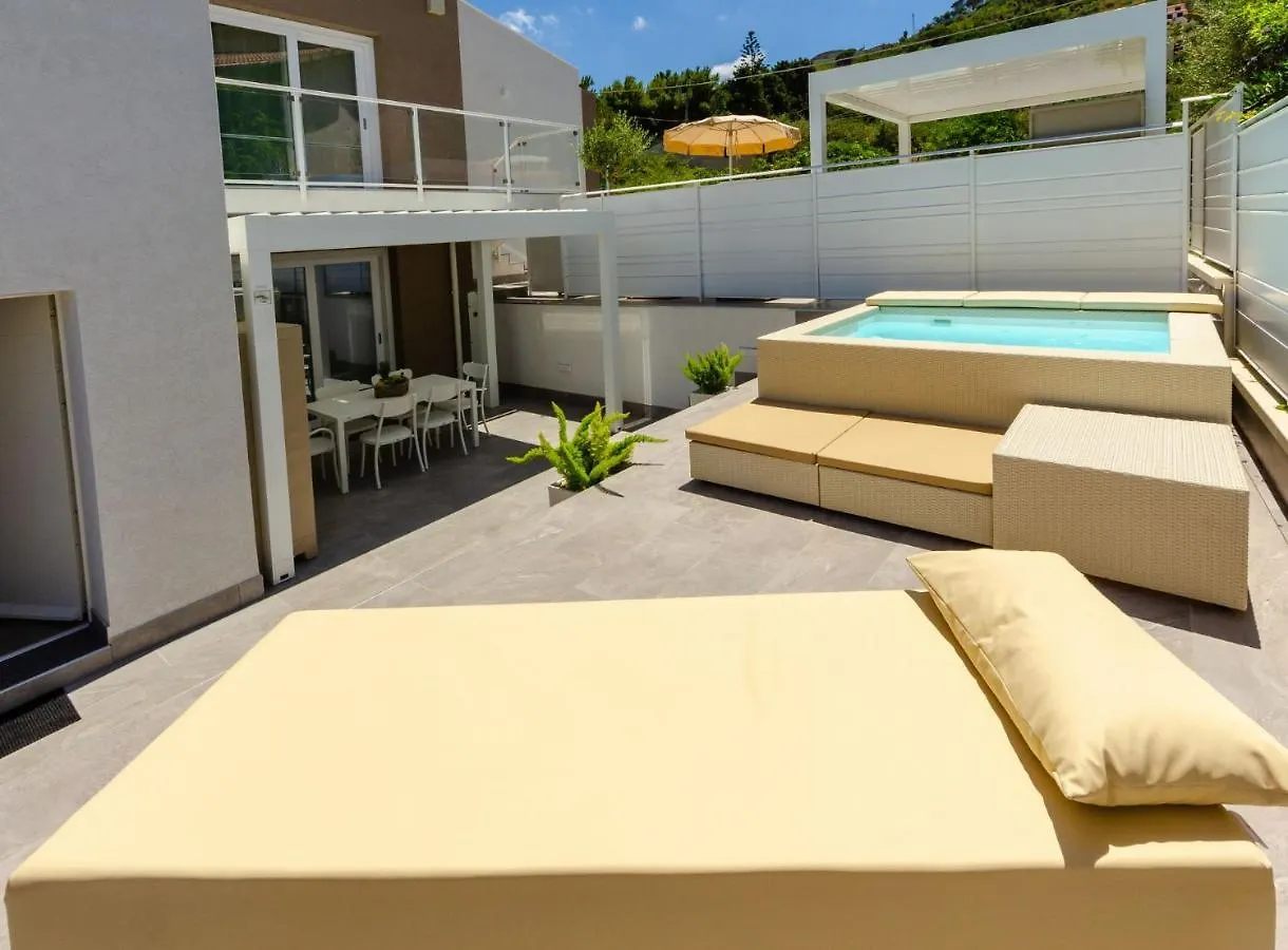 Calanica Boutique Apartments تْشيفالو 0*,